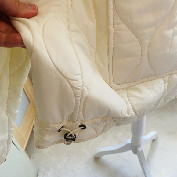 Lucky Brand lightweight quilted jacket in off-white. - Picture 6 of 10